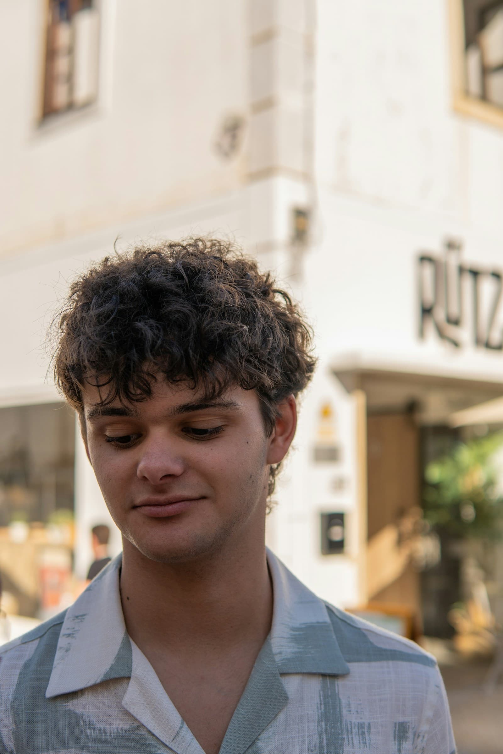 Joven consultando su teléfono en la ciudad